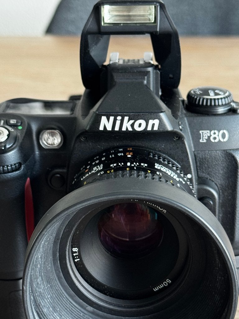 Nikon F80 + Nikon Nikkor EF 50mm 1:1.8, Audio, Tv en Foto, Fotocamera's Analoog, Ophalen of Verzenden, Gebruikt, Spiegelreflex