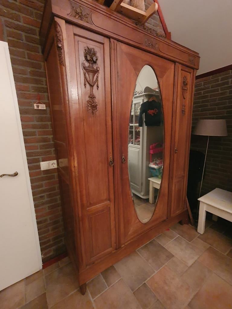 Antieke kledingkast met spiegel en houtsnijwerk, Antiek en Kunst, Ophalen