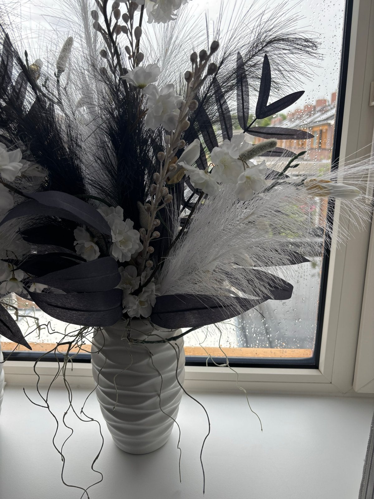 Decoratieve vazen met kunstbloemen en pluimen, Ophalen of Verzenden, Zo goed als nieuw, Inclusief decoratie, Wit