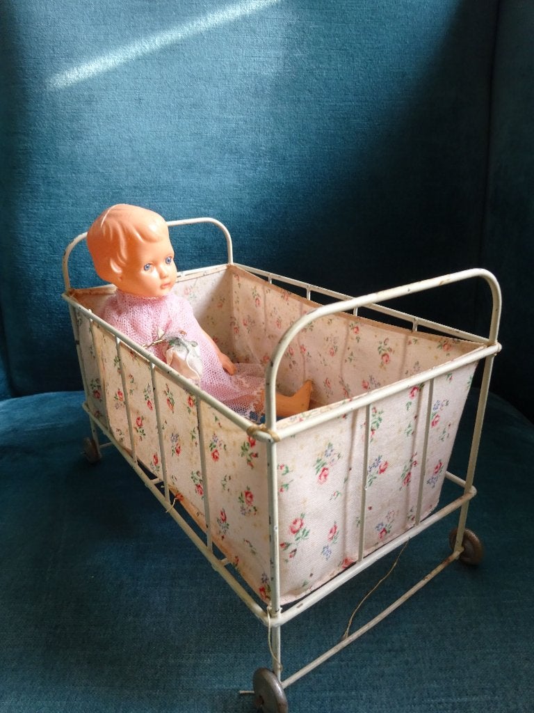 Verzameling kleine popjes en antiek poppenbedje met pop, Verzamelen, Poppen, Ophalen of Verzenden, Gebruikt, Overige typen