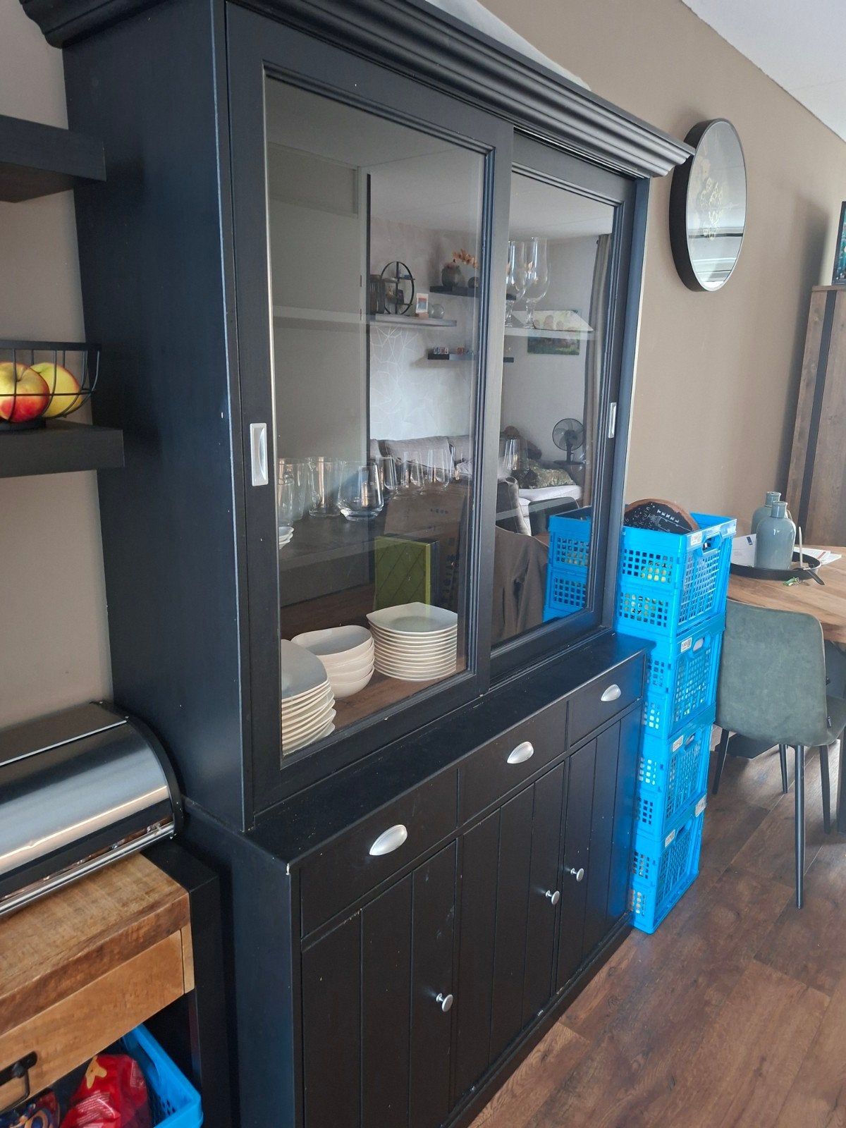 Zwarte vitrinekast met schuifdeuren en lades, Ophalen, Modern, Klassiek, Gebruikt, Overige houtsoorten