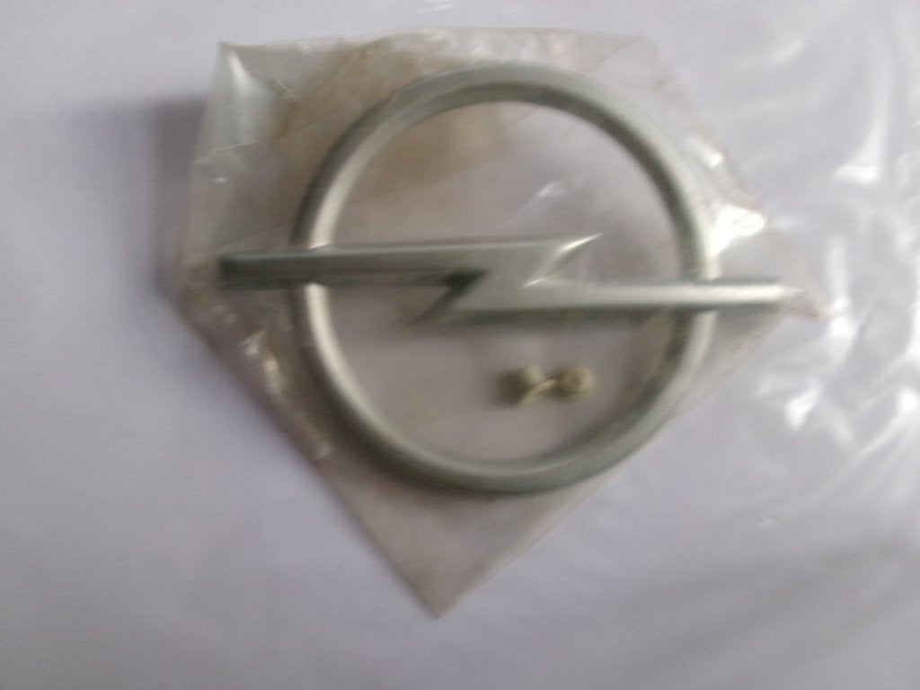 Opel Kadett D grill logo -  onderdeelnummer 90053136, Auto-onderdelen, Ophalen of Verzenden, Nieuw, Opel, Motorkap