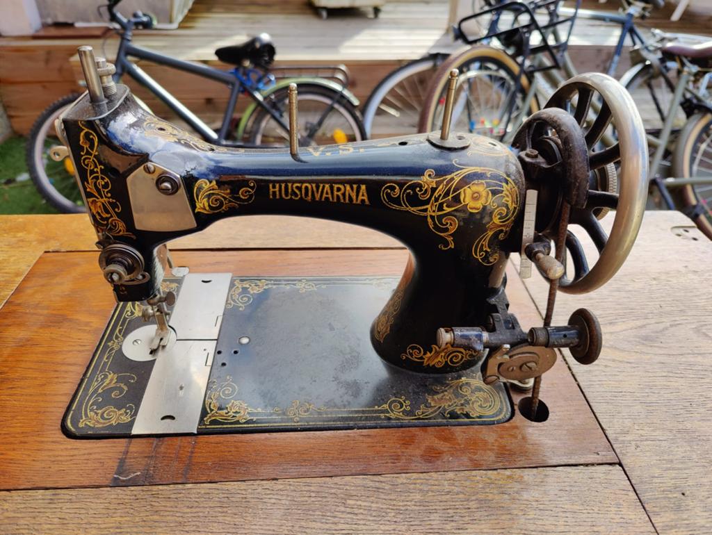 Antieke retro  Husqvarna naaimachine, Antiek en Kunst, Antiek | Naaimachines, Ophalen