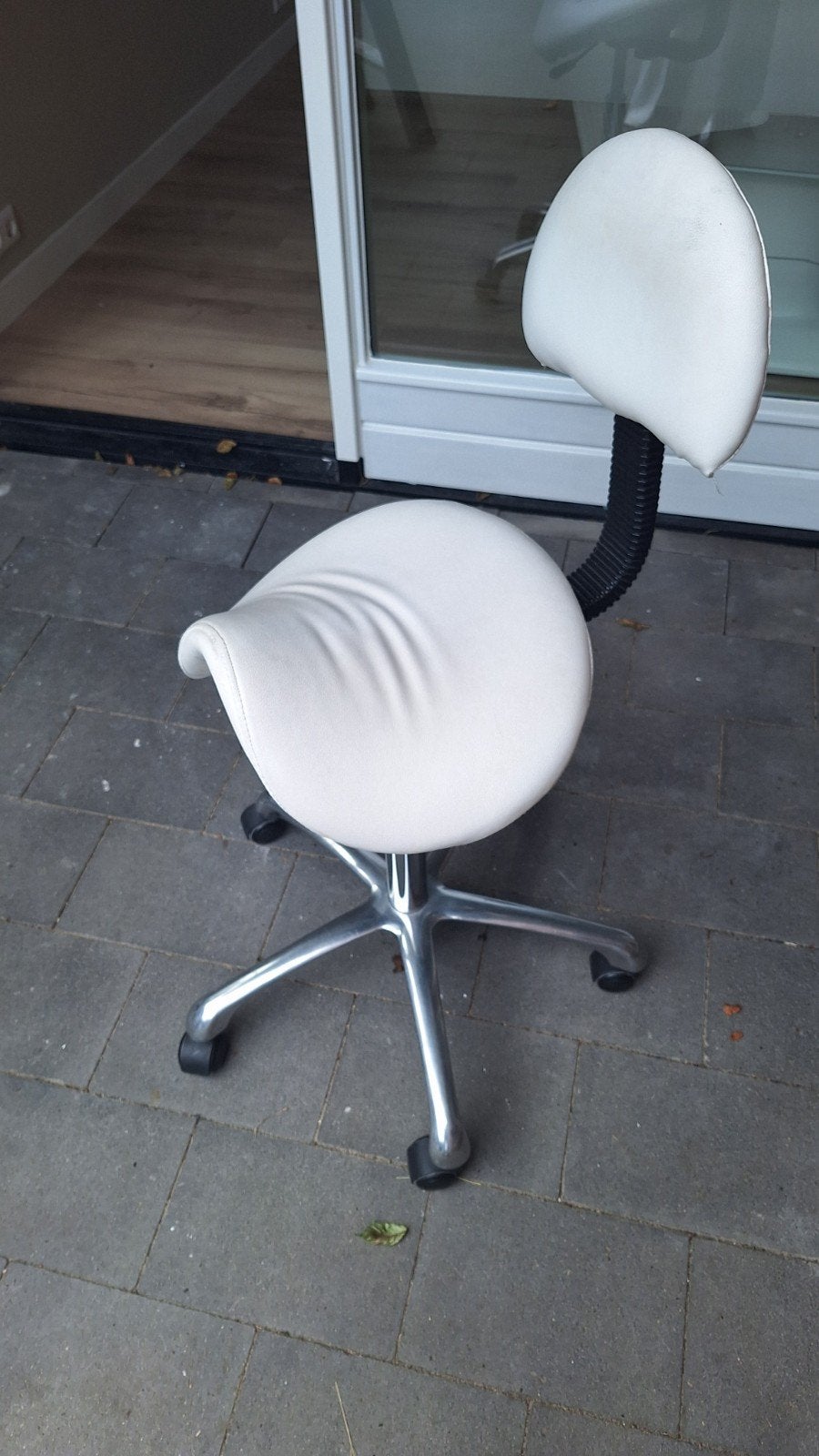 Merkloze stoel voor kapper/schoonheidsspecialiste, Huis en Inrichting, Stoelen, Ophalen, Gebruikt, Kappersstoel, Salonstoel, Wit