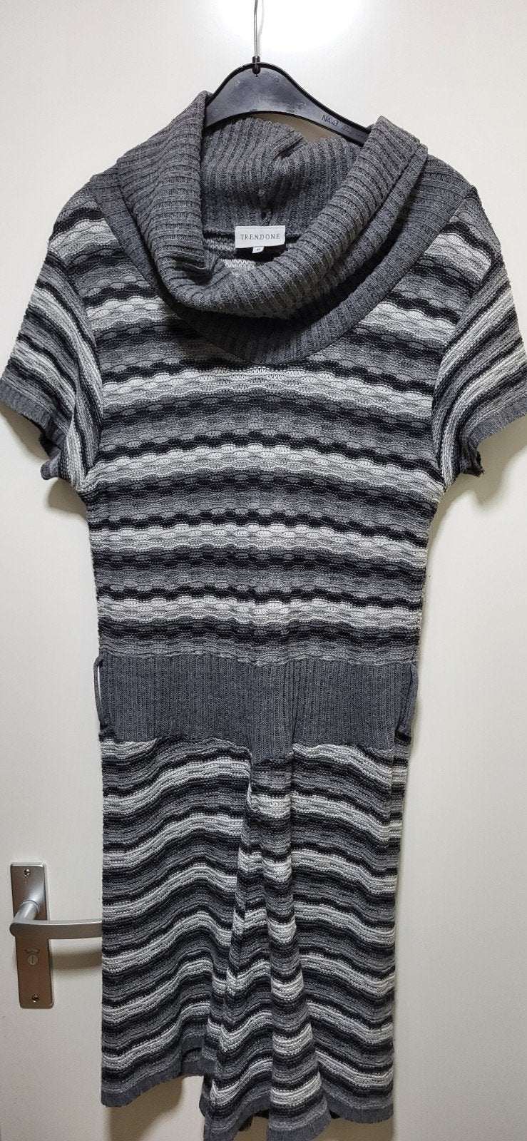 T.R.E.N.D.O.N.E gestreepte gebreide jurk maat M, Maat 38/40 (M), T.R.E.N.D.O.N.E, Ophalen of Verzenden, Grijs