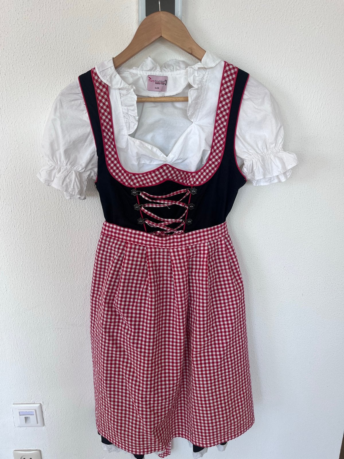 Dirndl jurk rood geruit met zwart en wit blouse, Ophalen, Zo goed als nieuw, Knielengte, Maat 36 (S)