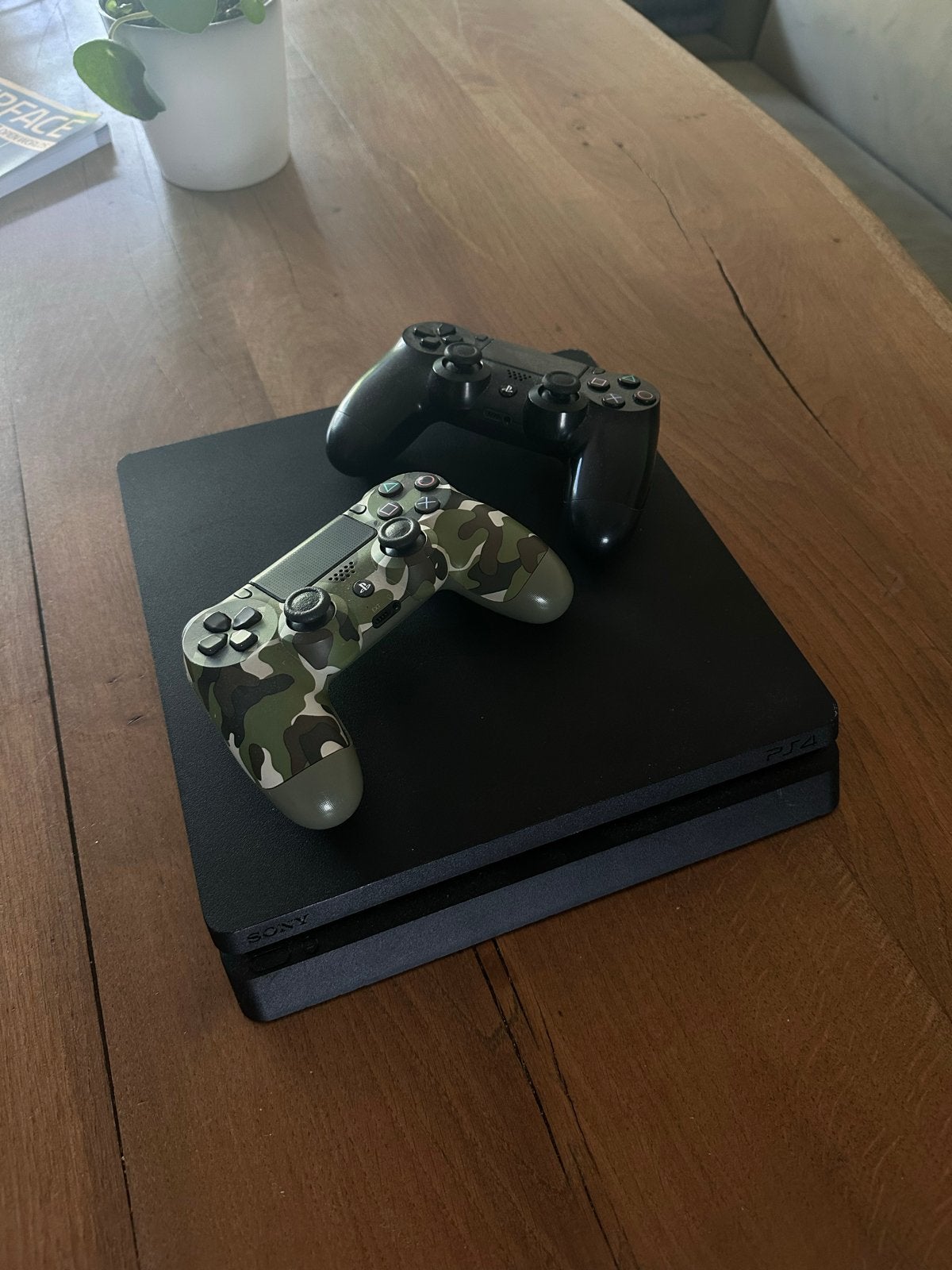 PlayStation 4 Slim met 2 controllers, Spelcomputers en Games, Ophalen, 500 GB, Met 2 controllers, Zo goed als nieuw