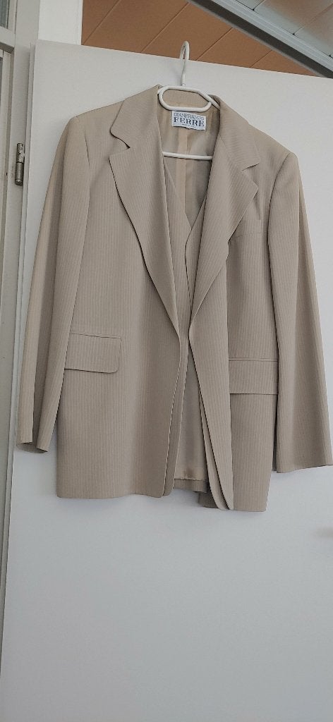 Vintage mantelpak Van Gianfranco Ferre, Kleding | Dames, Kostuum of Pak, Beige, Maat 42/44 (L), Ophalen of Verzenden