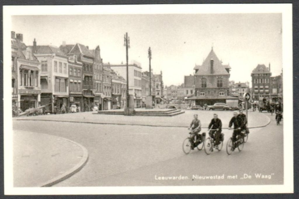 Oude ansicht - Leeuwarden - Nieuwstad met De Waag - Frl., Ophalen of Verzenden, 1940 tot 1960, Ongelopen, Friesland