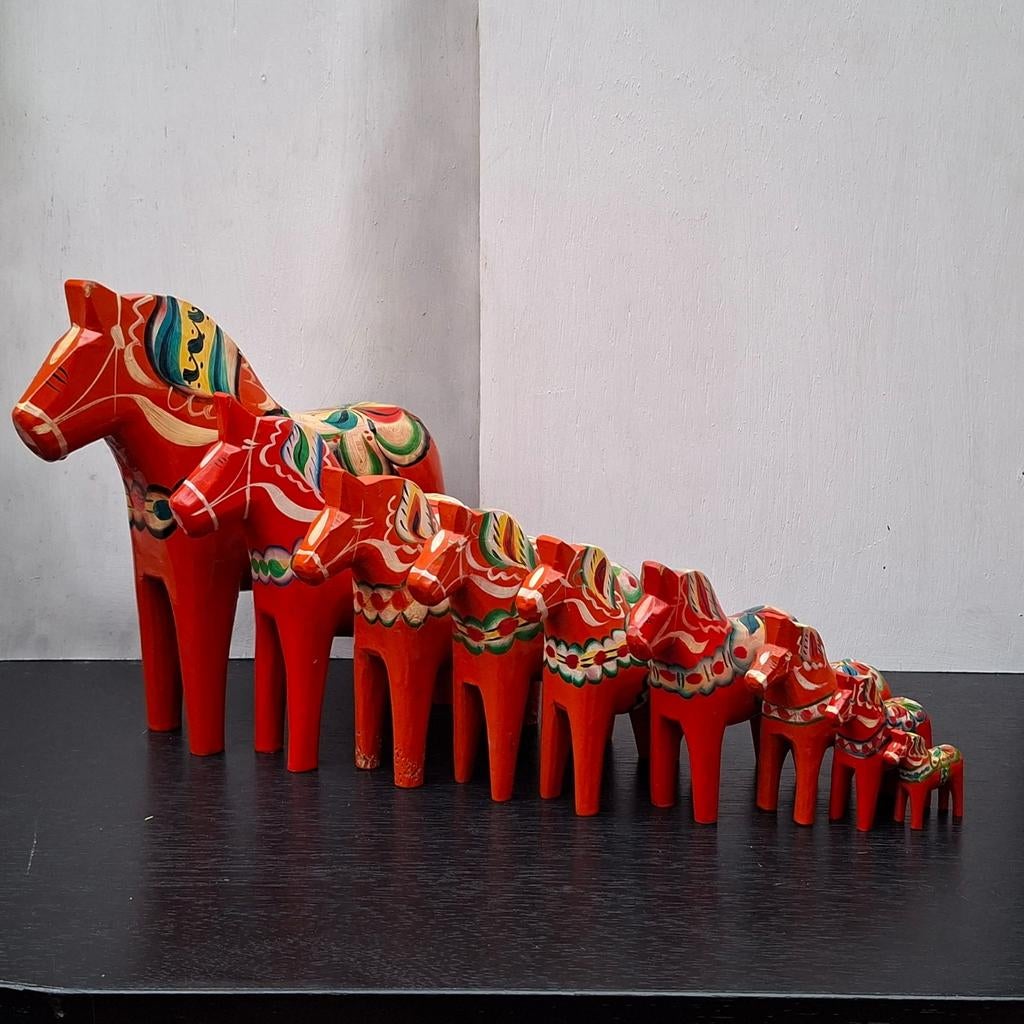 Nils Olsson Dalahästar set van 9 paarden met label, Ophalen of Verzenden