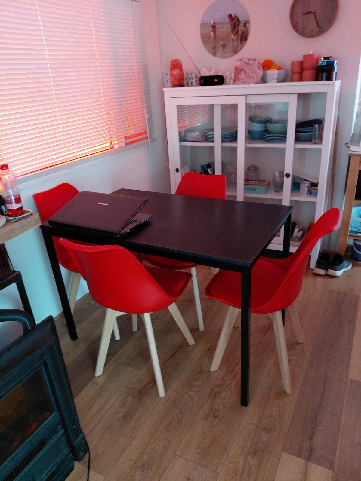 Eettafel met 4 stoelen - Zwart blad, rode stoelen, Huis en Inrichting, Tafels | Eettafels, Ophalen, Gebruikt, Overige houtsoorten