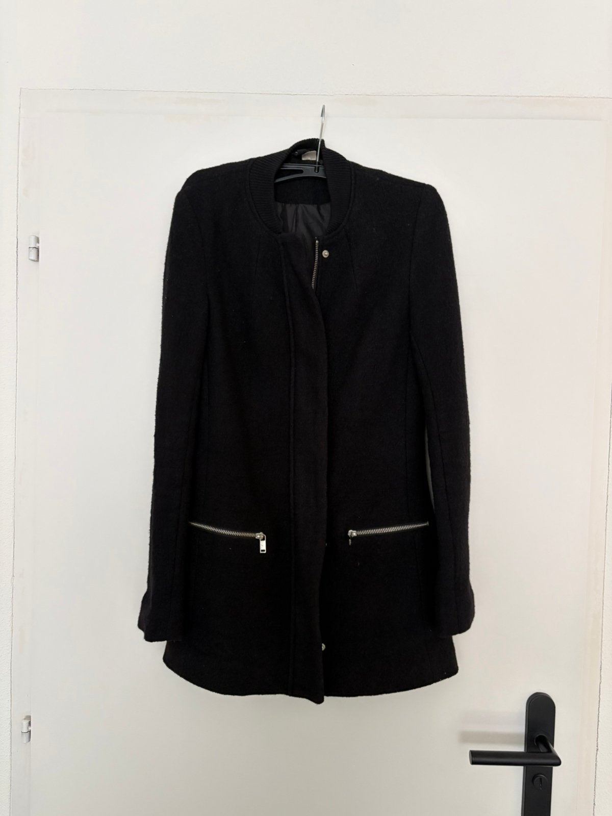 Halflange zwarte jas mt 34, Kleding | Dames, Ophalen of Verzenden, Zo goed als nieuw, Maat 34 (XS) of kleiner, Zwart