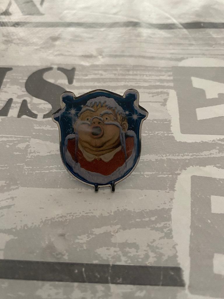 Efteling Winter pin Sneeuwschild serie 2004 Holle Bolle Gijs, Verzamelen, Efteling, Ophalen of Verzenden, Zo goed als nieuw, Button of Speldje