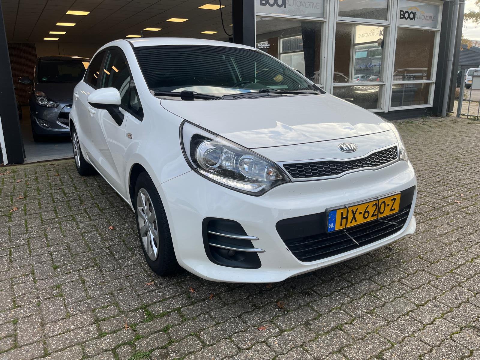 Kia Rio 1.2 I 5DRS 2016 Eerste eigenaar Navi AIrco, Auto's, 40 €/maand, Zwart, 4 cilinders, Origineel Nederlands