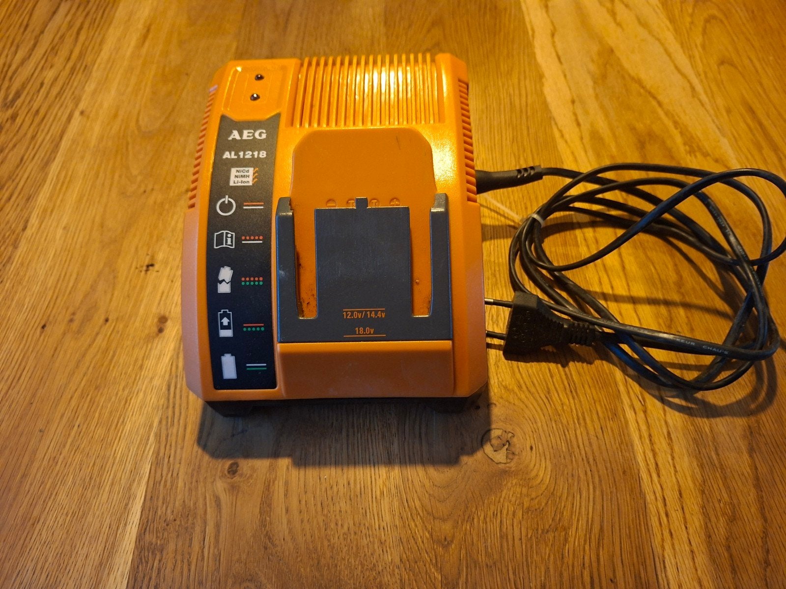 AEG AL1218 Acculader 12V/14.4V/18V, Ophalen of Verzenden, Gebruikt