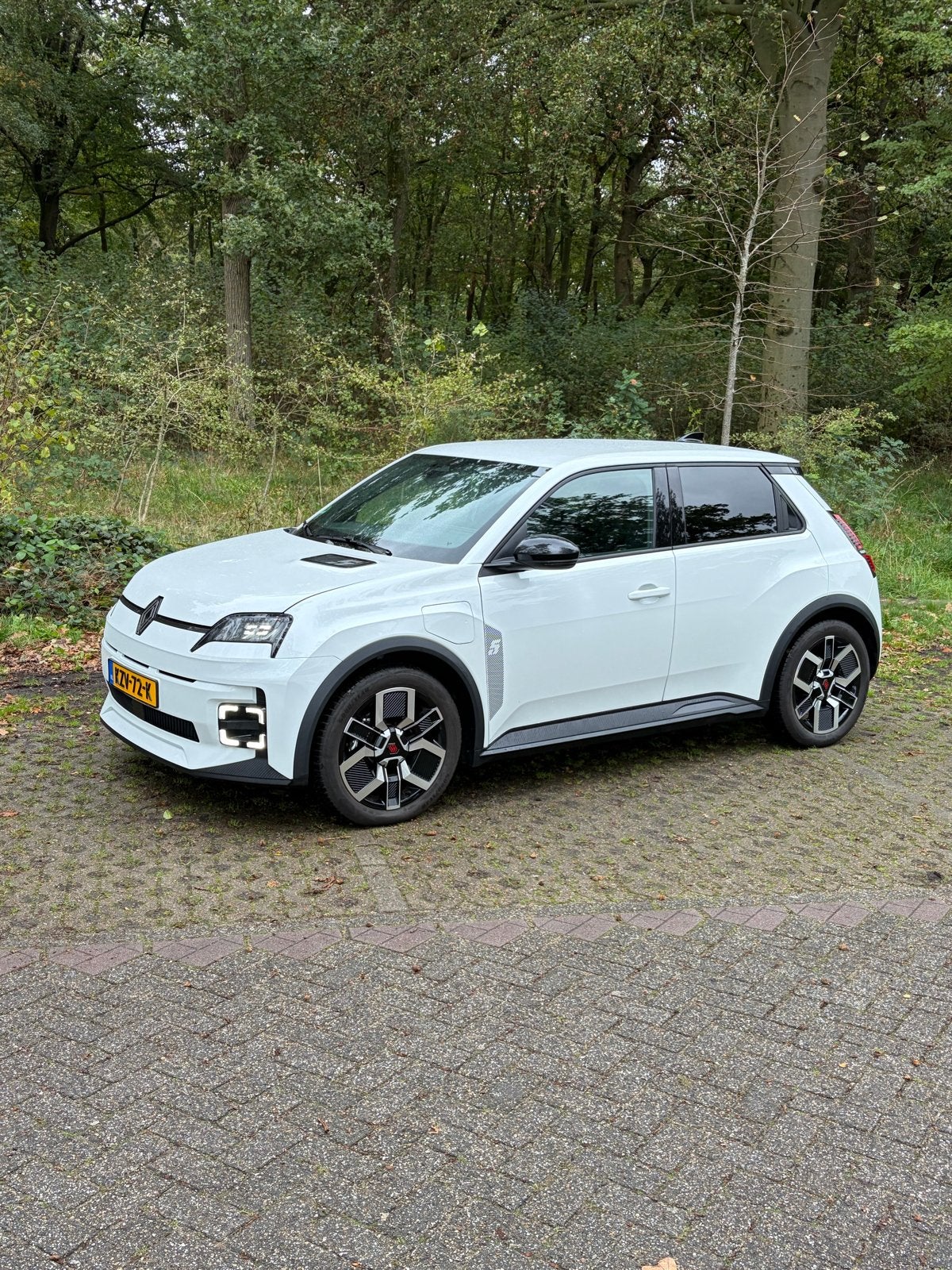 Renault 5 150pk Comfort Range Techno 52KWh 2025 Wit, Auto's, Verwarmde buitenspiegels, Stof, Euro 6, 150 pk