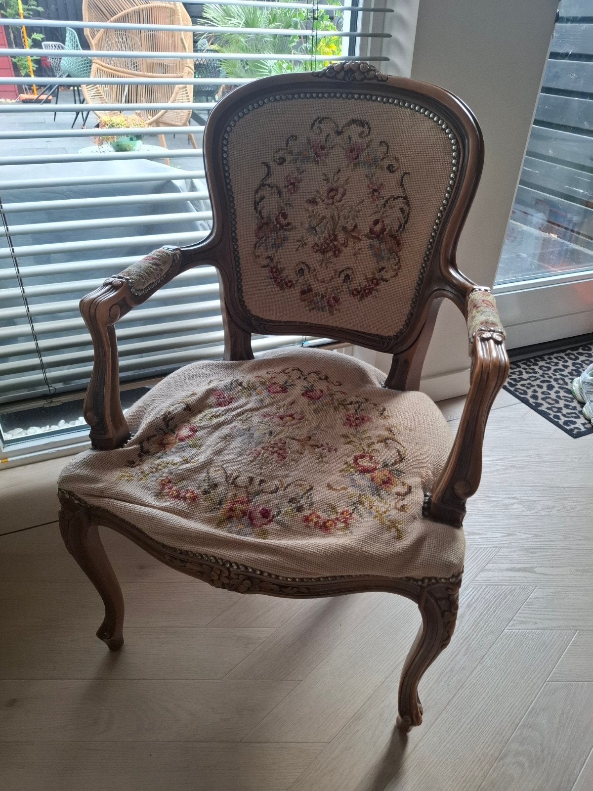 Klassieke stoel met geborduurde bekleding, Antiek en Kunst, Ophalen