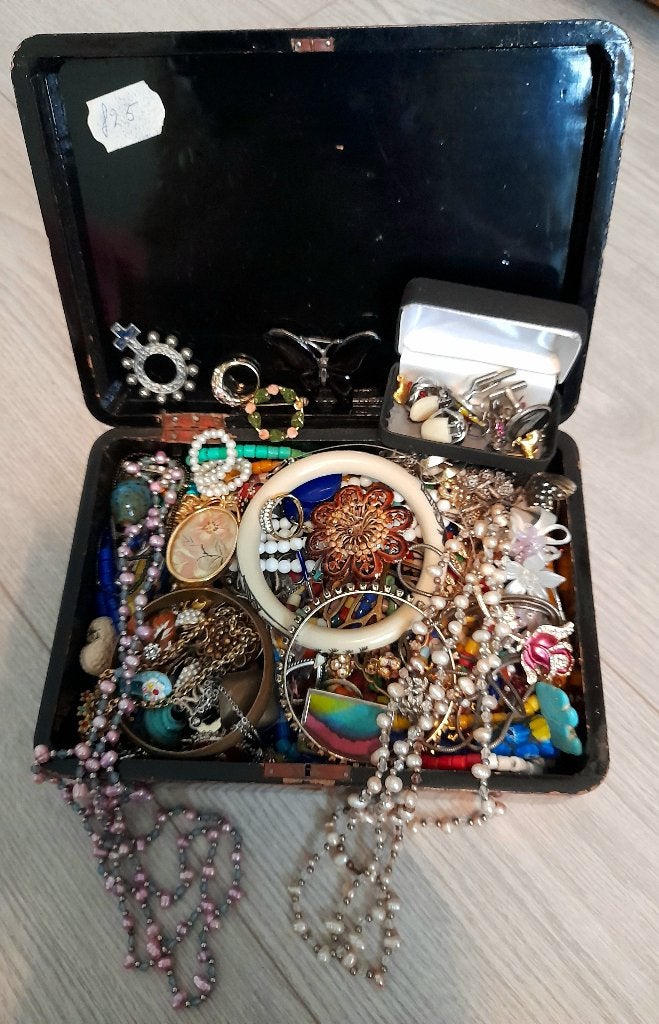Sieradendoos vol sieraden lakdoos kettingen armbanden etc., Sieraden, Tassen en Uiterlijk, Overige materialen, Gebruikt, Overige kleuren