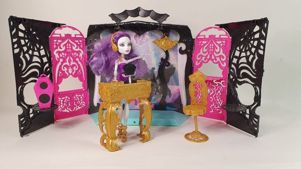 Monster High 13 Wishes Party Lounge Spectra Vondergeist. S34, Verzamelen, Poppen, Tweedehands verkoop, Tweedehands verkoop, Gebruikt