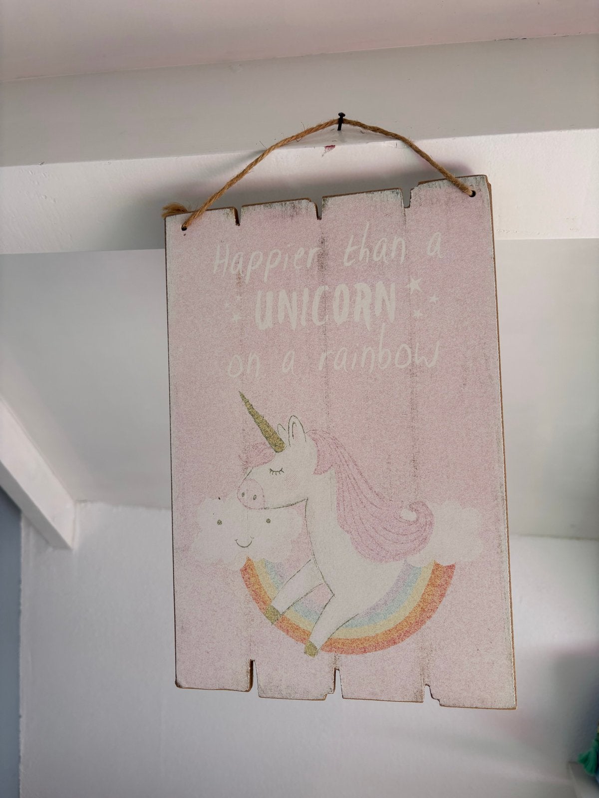 Houten wandbord: Happier than a unicorn on a rainbow, Gebruikt, Hout, Ophalen of Verzenden, Wandbord of Wandpaneel