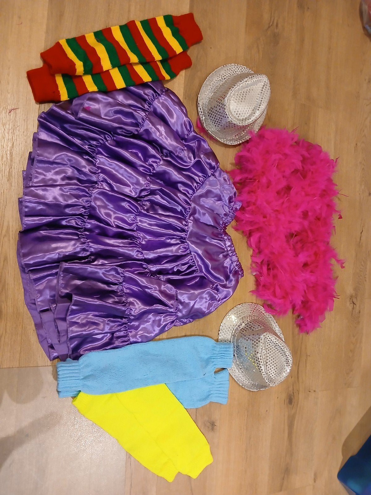 Diverse Carnavalskleding: Rok, Beenwarmers, Boa, Hoedjes, Maat 38/40 (M), Carnaval, Ophalen of Verzenden, Kleding