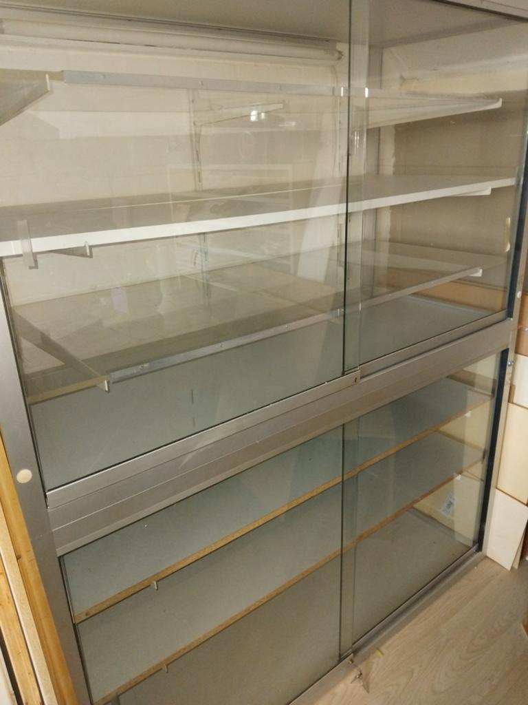 Glazen vitrinekast met schuifdeuren en planken, Huis en Inrichting, Ophalen, Glas, 150 tot 200 cm, 25 tot 50 cm