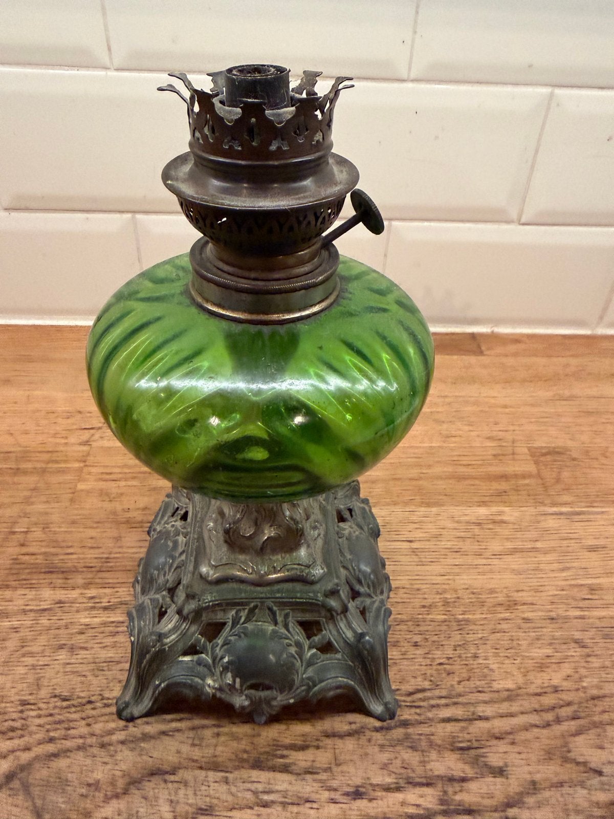 Antieke olielamp met groene glazen reservoir, Ophalen of Verzenden