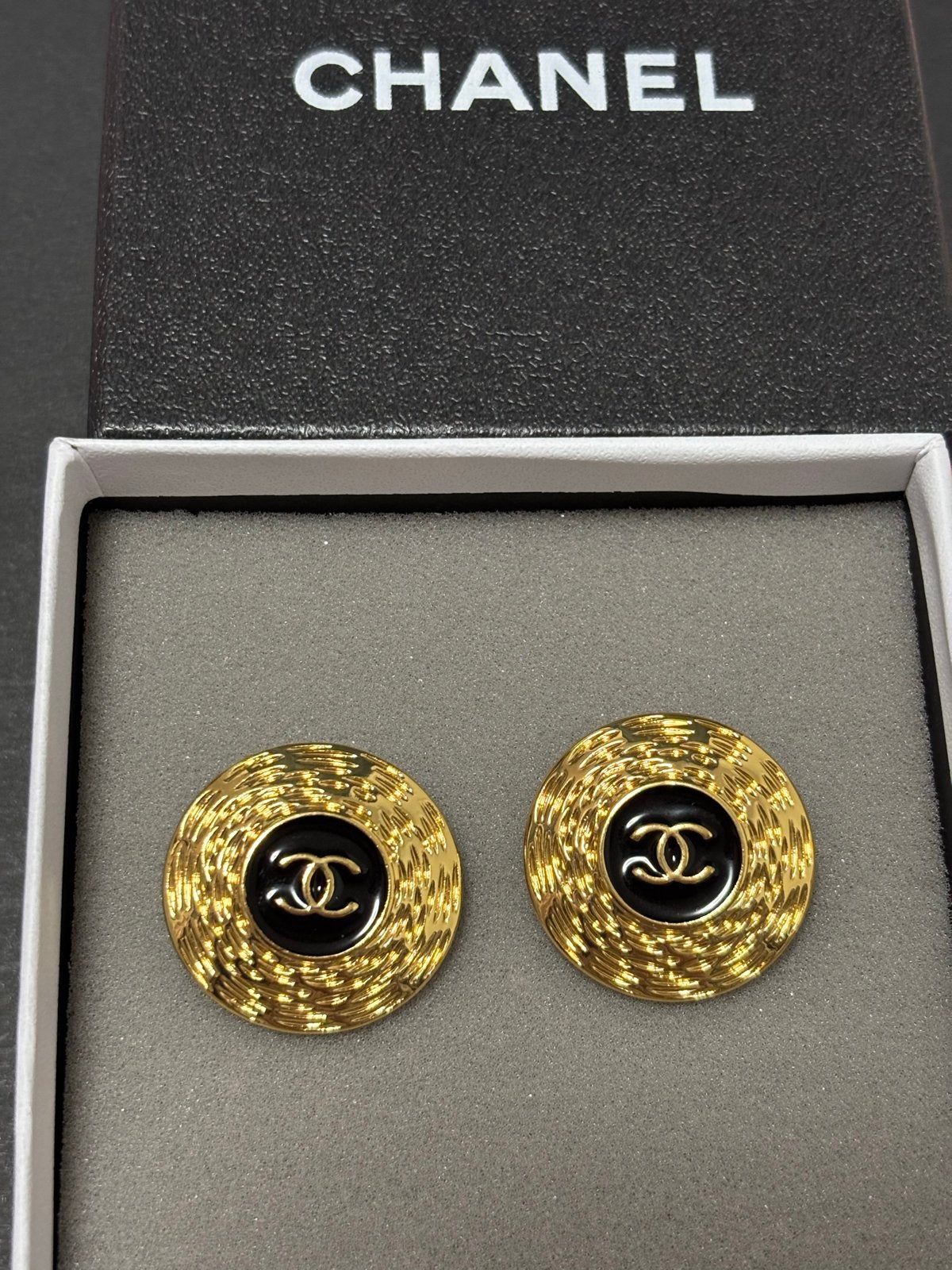 Chanel Oorbellen Goudkleurig met CC-logo, Overige materialen, Gebruikt, Ophalen of Verzenden, Knopjes of Stekers