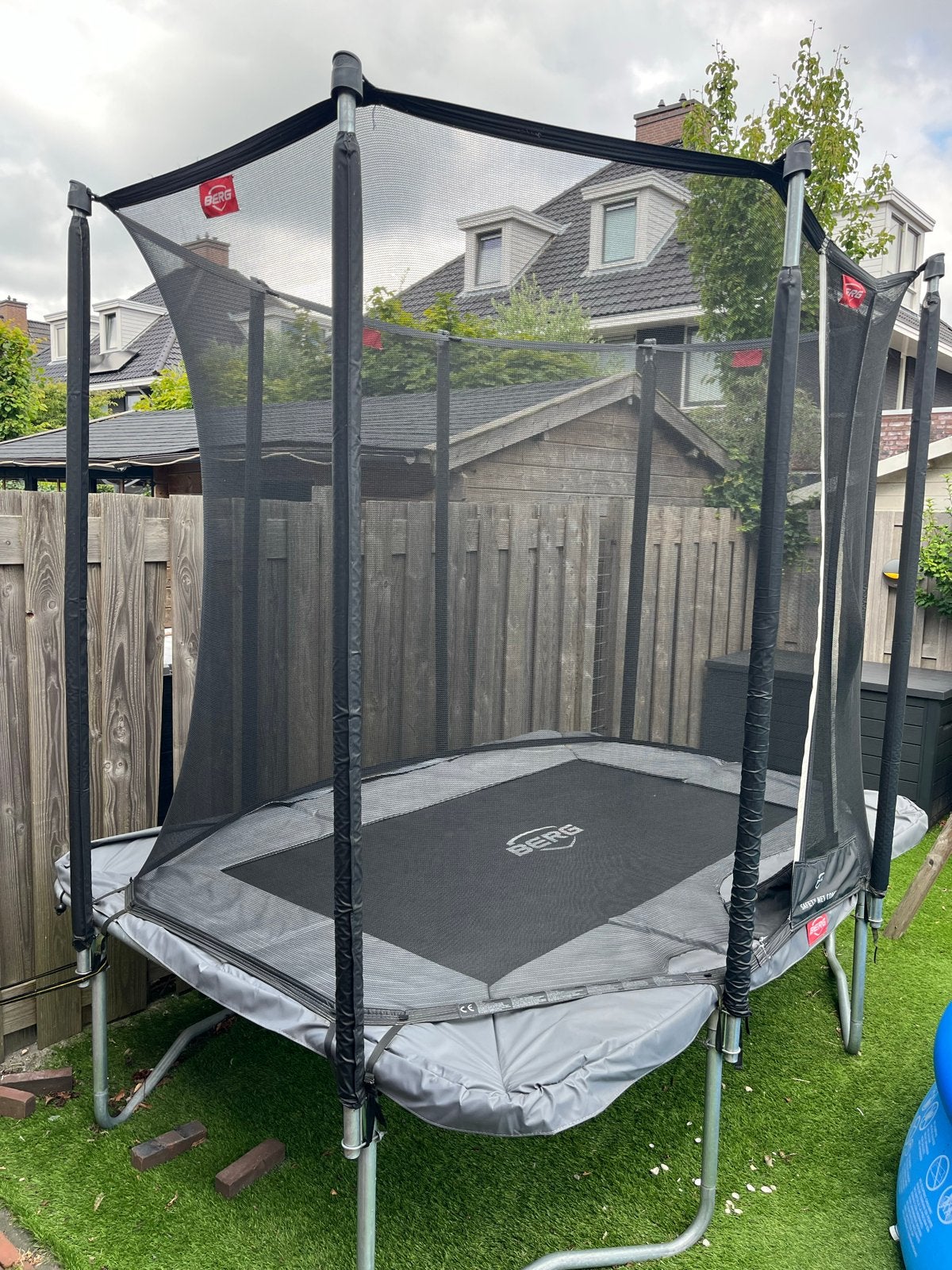 Berg trampoline, 4 jaar oud, 280  x 190, Ophalen, Gebruikt