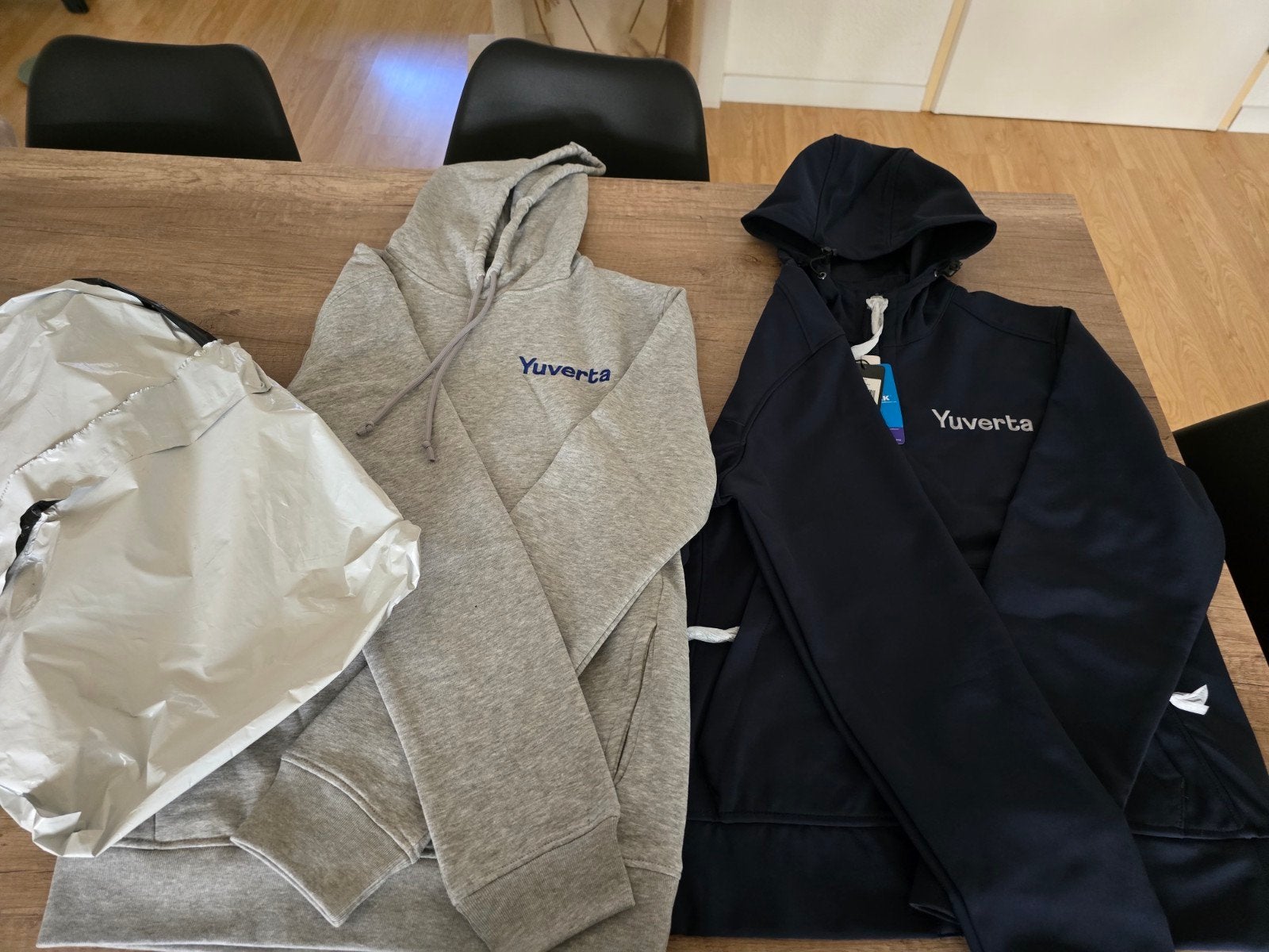Nieuwe Yuverta kleding dierenverzorging (trui S, jas M), Yuverta, Ophalen, Nieuw