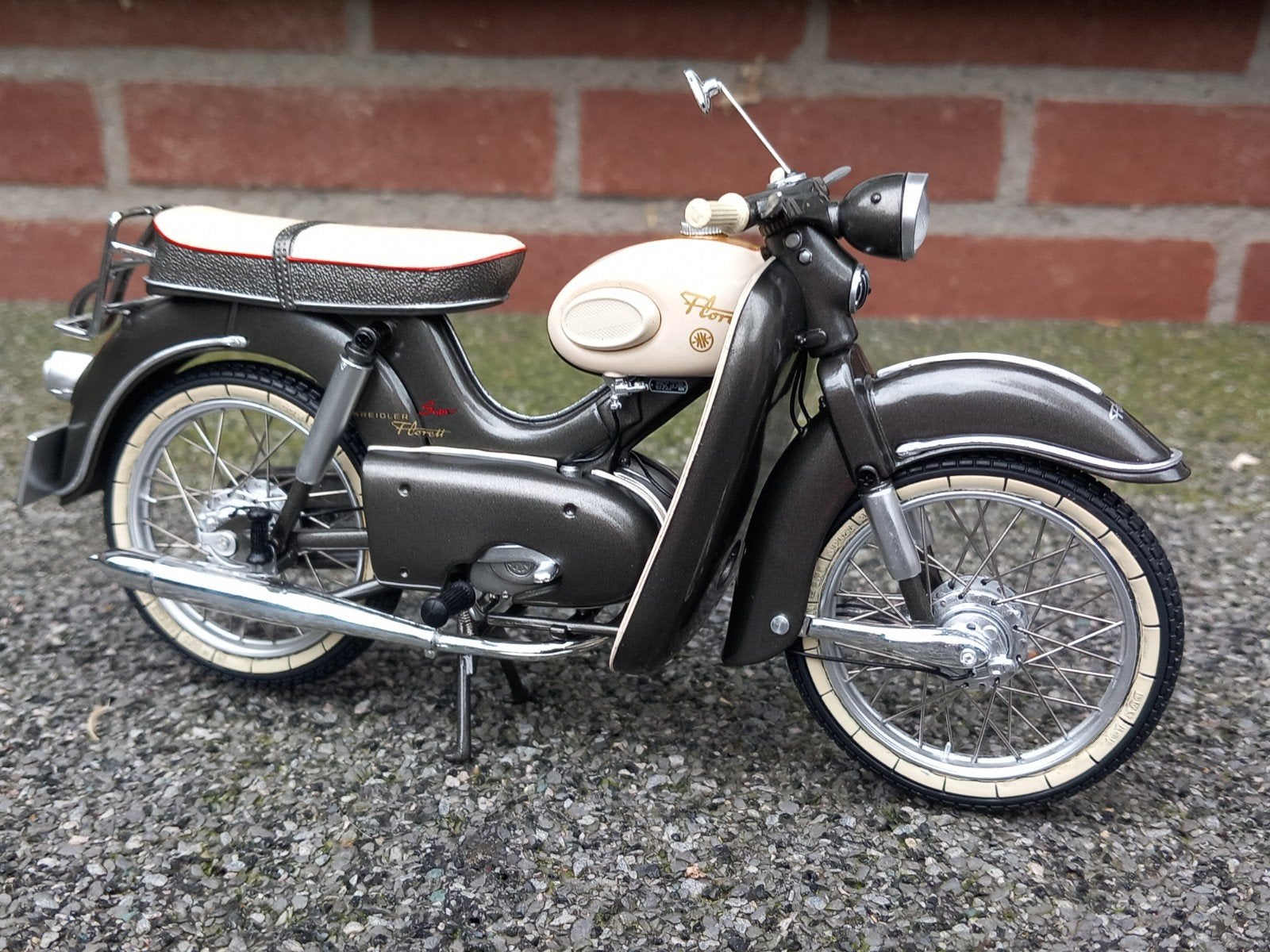 Kreidler Florett Super  met beenschild  Schuco. 1/10, Ophalen of Verzenden, Nieuw, 1:9 t/m 1:12, Motor