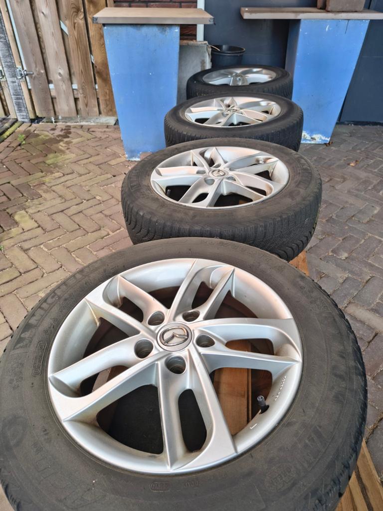 Michelin winterbanden op originele Mazda velgen, Auto-onderdelen, Banden en Velgen, Ophalen, Gebruikt, 16 inch, Banden en Velgen