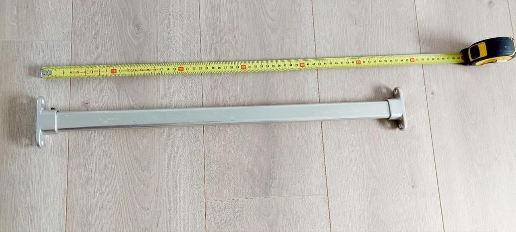 kleding roede 56.4 cm lang metaal met 2 kledingroede houders, Ophalen of Verzenden, Gebruikt