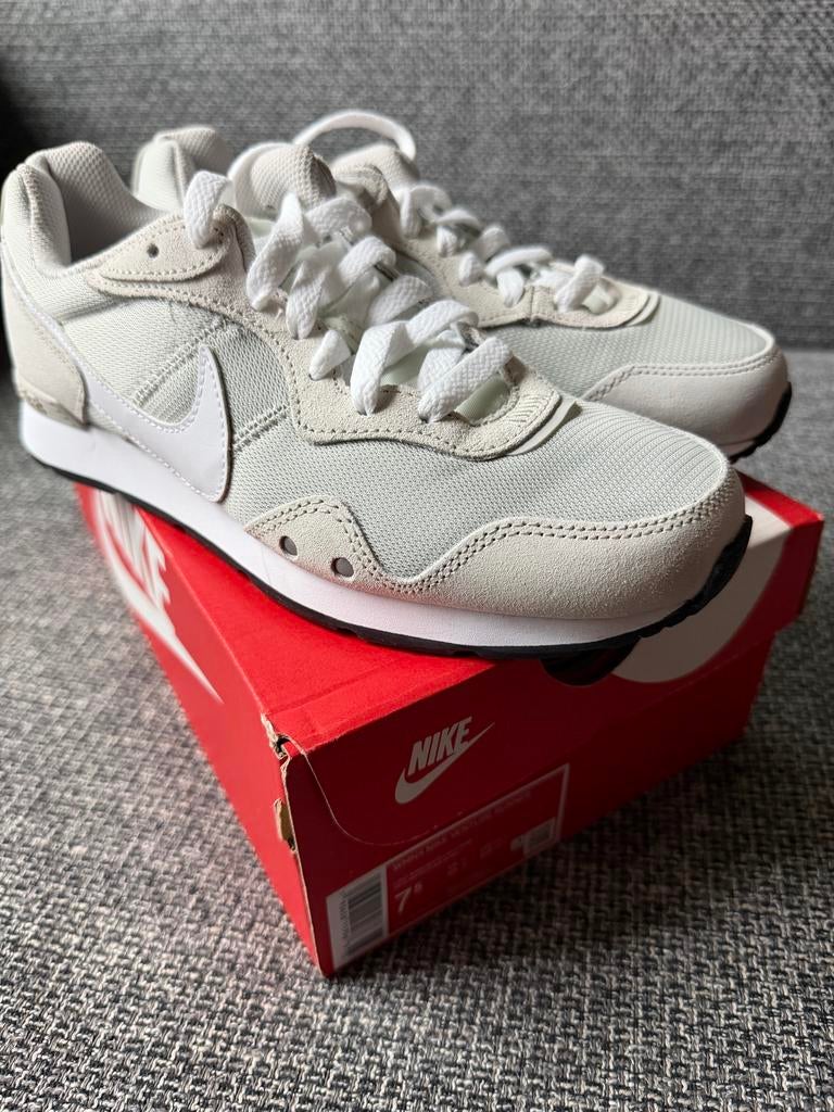 Nike Venture Runner maat 38.5, Wit, Nieuw, Ophalen of Verzenden, Sneakers of Gympen