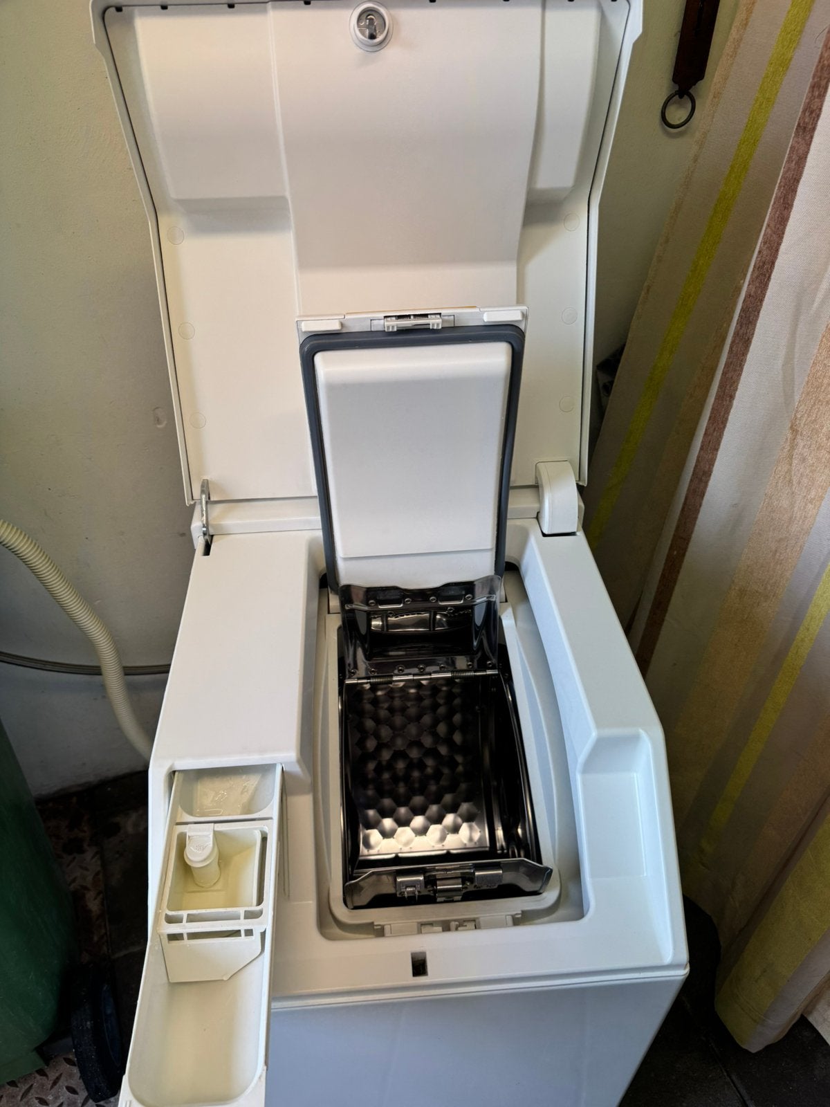 Foto 5 van Smalle Wasmachine | Miele W 695 F | Schoon | Staat Beneden