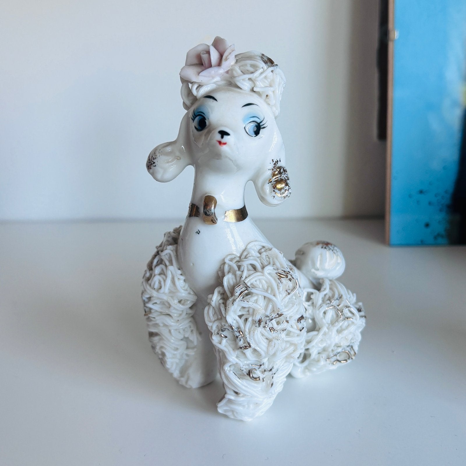 Vintage Poedel Beeldje met Roze Roos en Gouden Details, Verzamelen, Beelden en Beeldjes, Ophalen of Verzenden, Zo goed als nieuw