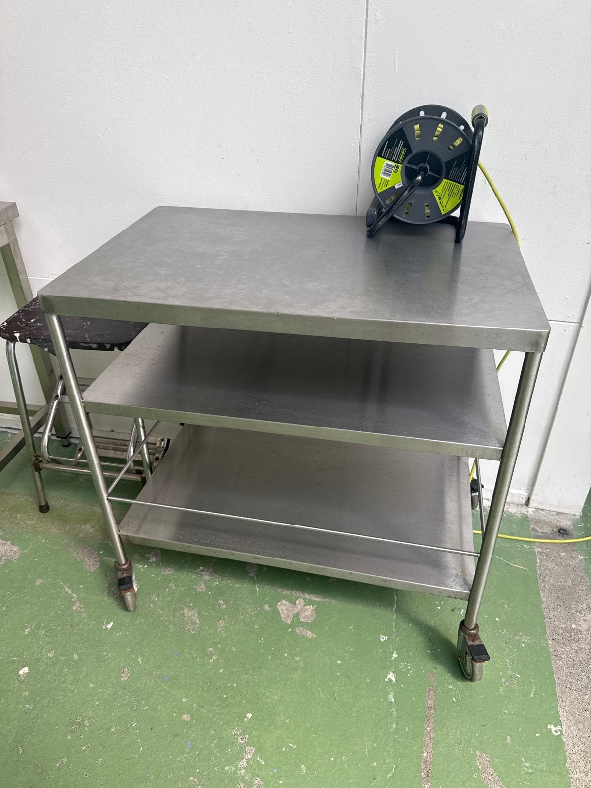 RVS Werktafel met 2 schappen en wielen - Ophalen 31 aug, Ophalen, Gebruikt