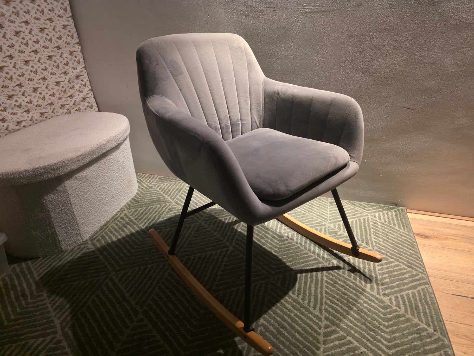 Comfortabele grijze schommelstoel, Hout, Modern comfort, Ophalen of Verzenden, Zo goed als nieuw