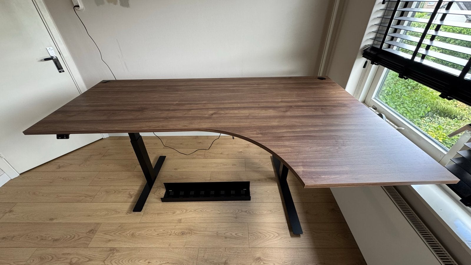 Zit-sta Hoekbureau Walnoot met Kabelgoot - Zo goed als nieuw, Ophalen, In hoogte verstelbaar, Hoekbureau, Bruin
