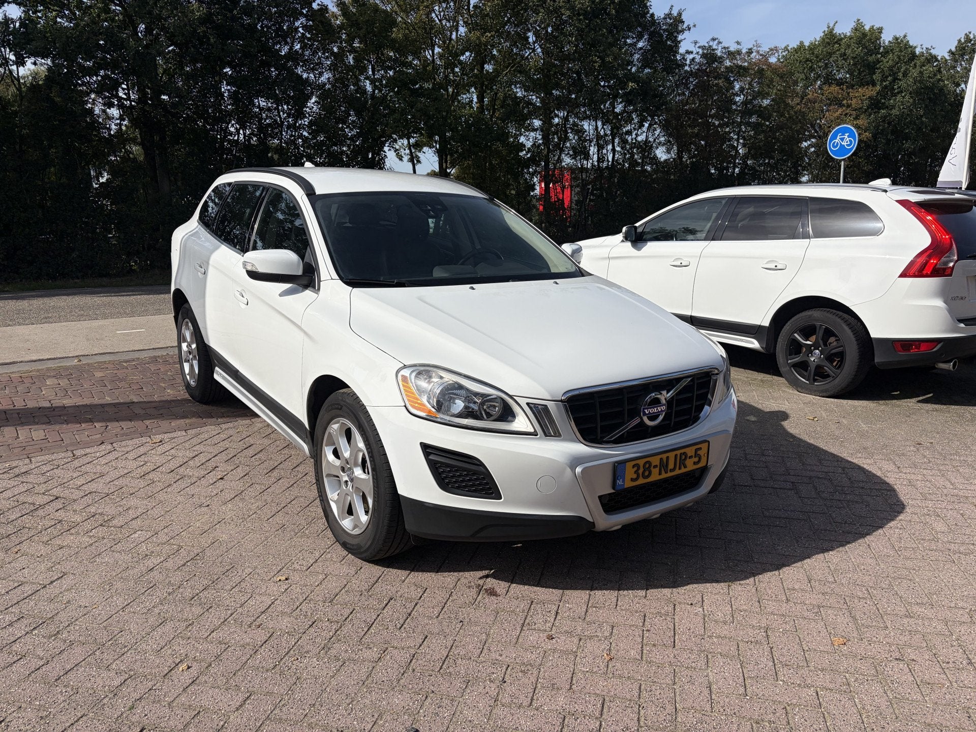 Volvo XC60 2.0T Momentum TREKHAAK CLIMA NAVI LEER (bj 2010), Auto's, Zwart, 4 cilinders, Wit, Bedrijf
