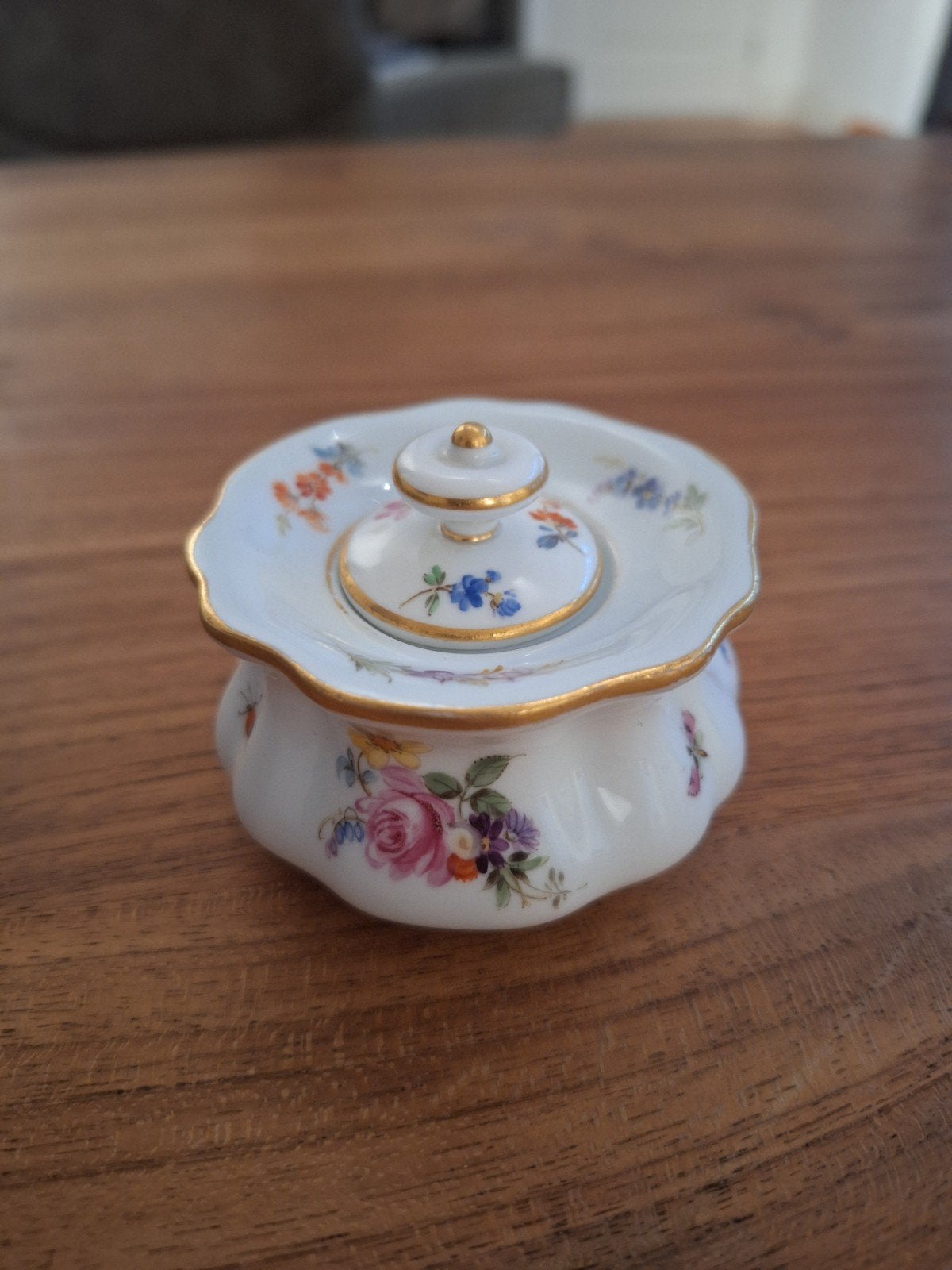Antiek Meissen Inktpotje met Bloemmotief en Gouden Rand, Ophalen of Verzenden