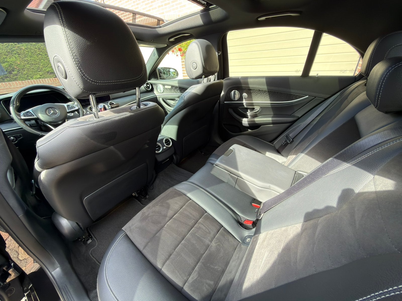 Foto 20 van Mercedes-Benz E 200 | BRABUS/AMG styling | MAT ZWART |