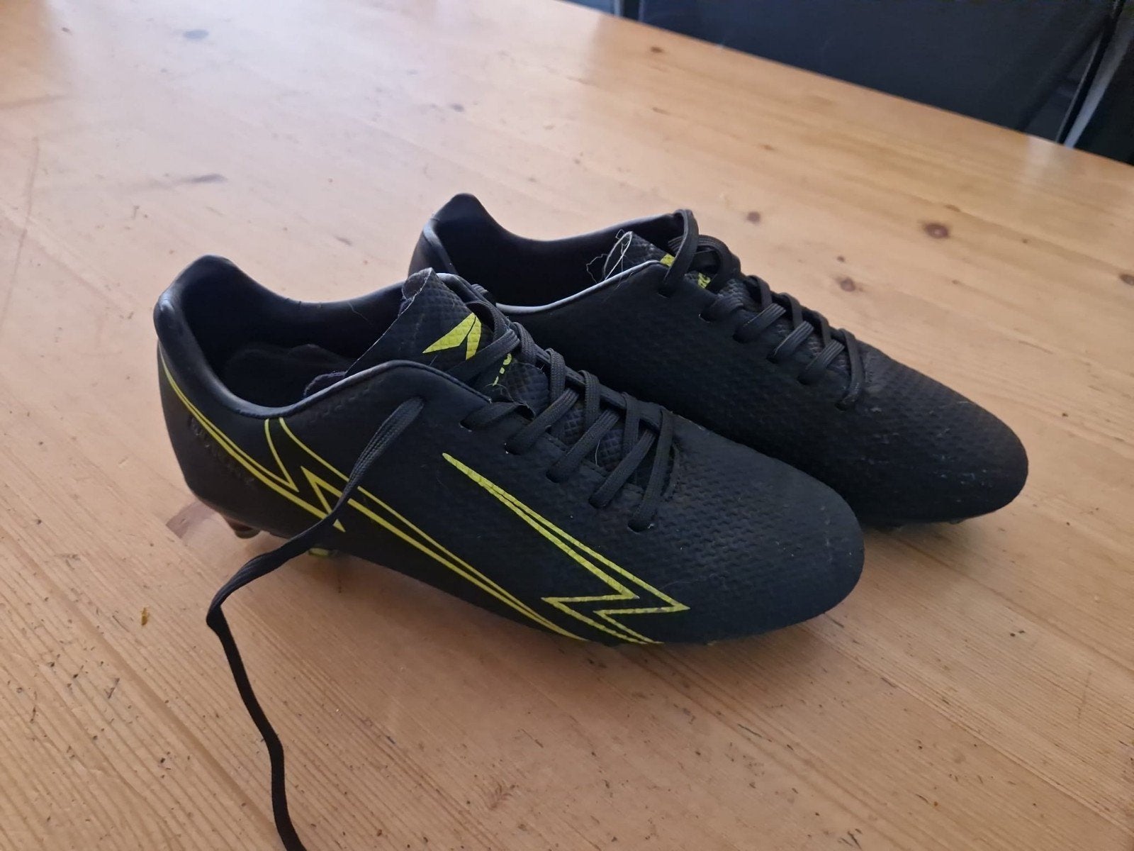 Zwarte voetbalschoenen maat 40, Sport en Fitness, Voetbal, Maat XS of kleiner, Schoenen, Ophalen of Verzenden, Zo goed als nieuw
