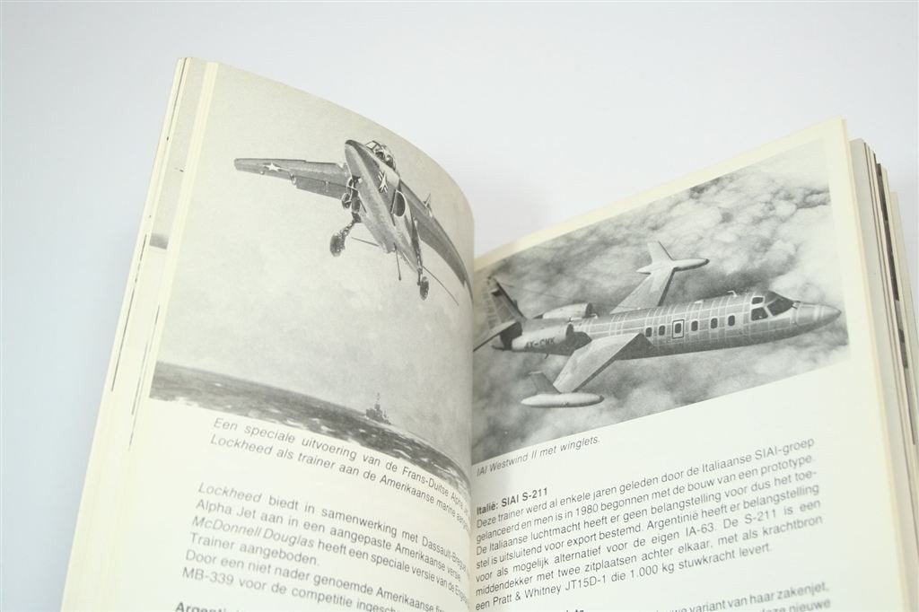 Luchtvaart 1981 — Jaaroverzicht door B. van der Klaauw, Gebruikt, Schaalmodel, -, -