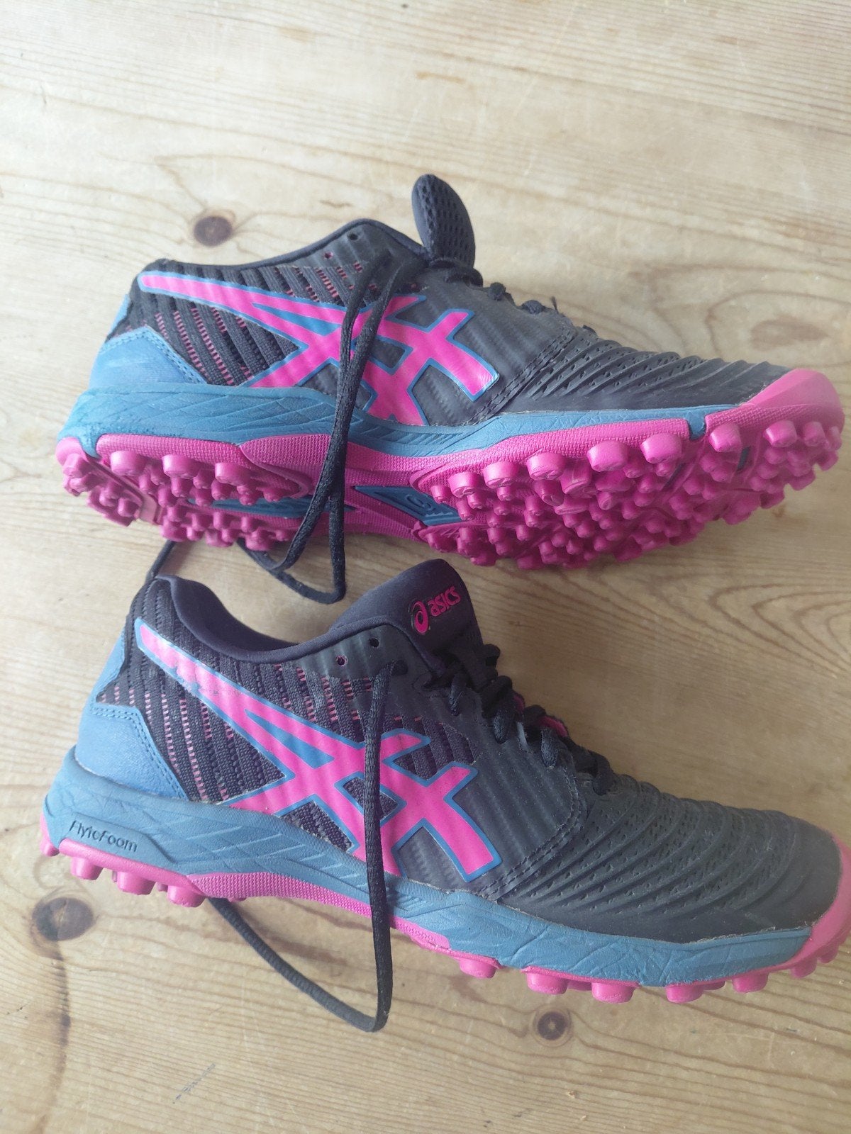 Asics korfbalschoenen - zwart, blauw en roze, Asics, Ophalen of Verzenden, Zo goed als nieuw, Zwart