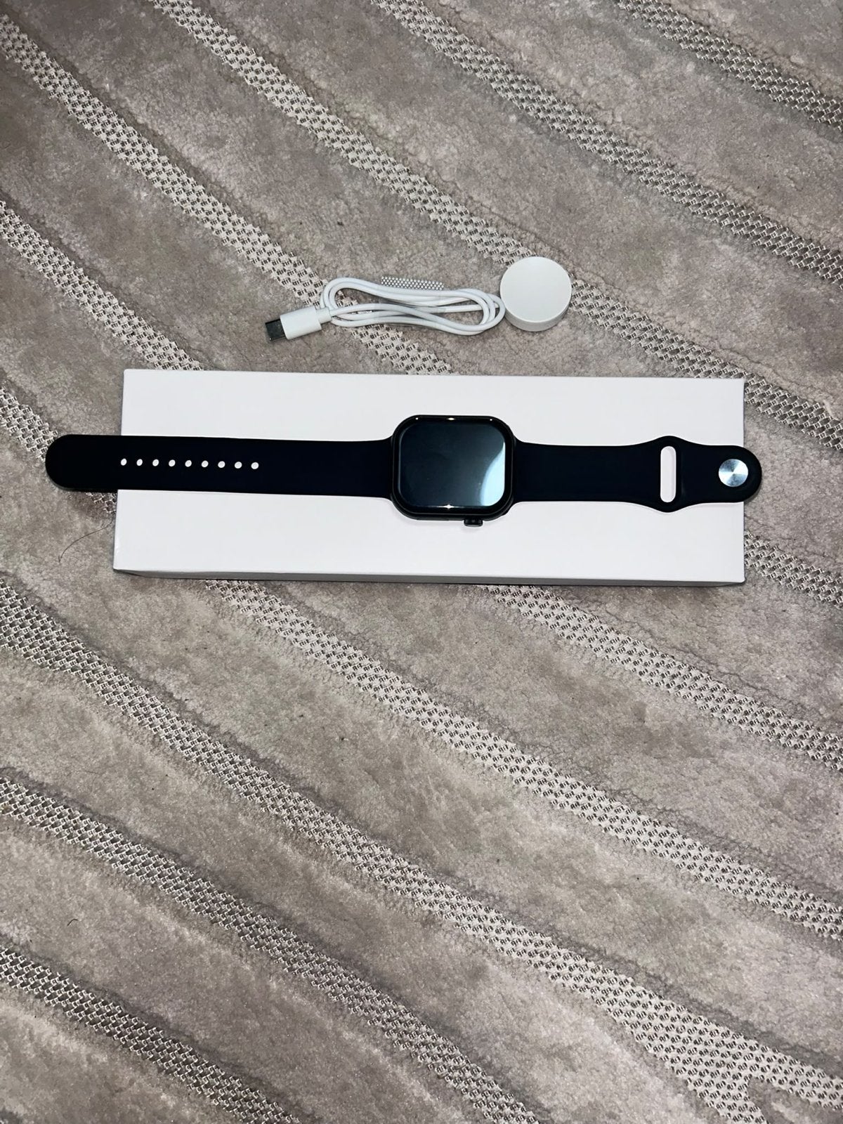 Apple Watch Series 11 met zwarte band - Nieuwstaat