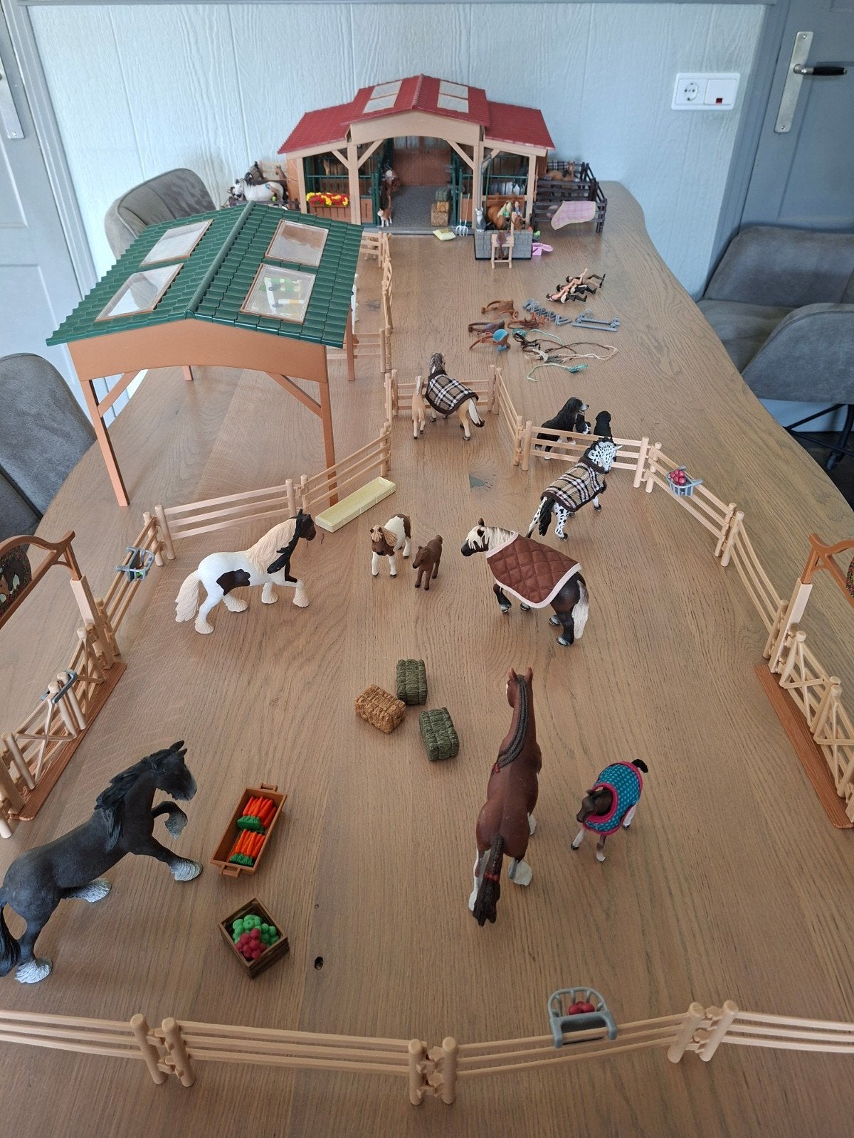 schleich manege, dierenarts, auto en trailer incl. vele extr, Ophalen, Zo goed als nieuw