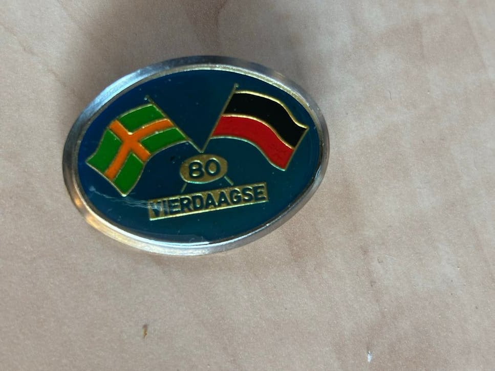 80 jaar Nijmeegse Vierdaagse Speldje nieuwstaat, Verzenden, Nederland