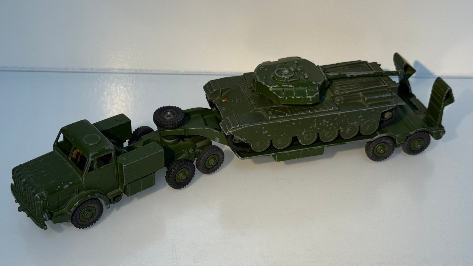 Dinky toys tank transport 660, Ophalen of Verzenden, Zo goed als nieuw, Bus of Vrachtwagen