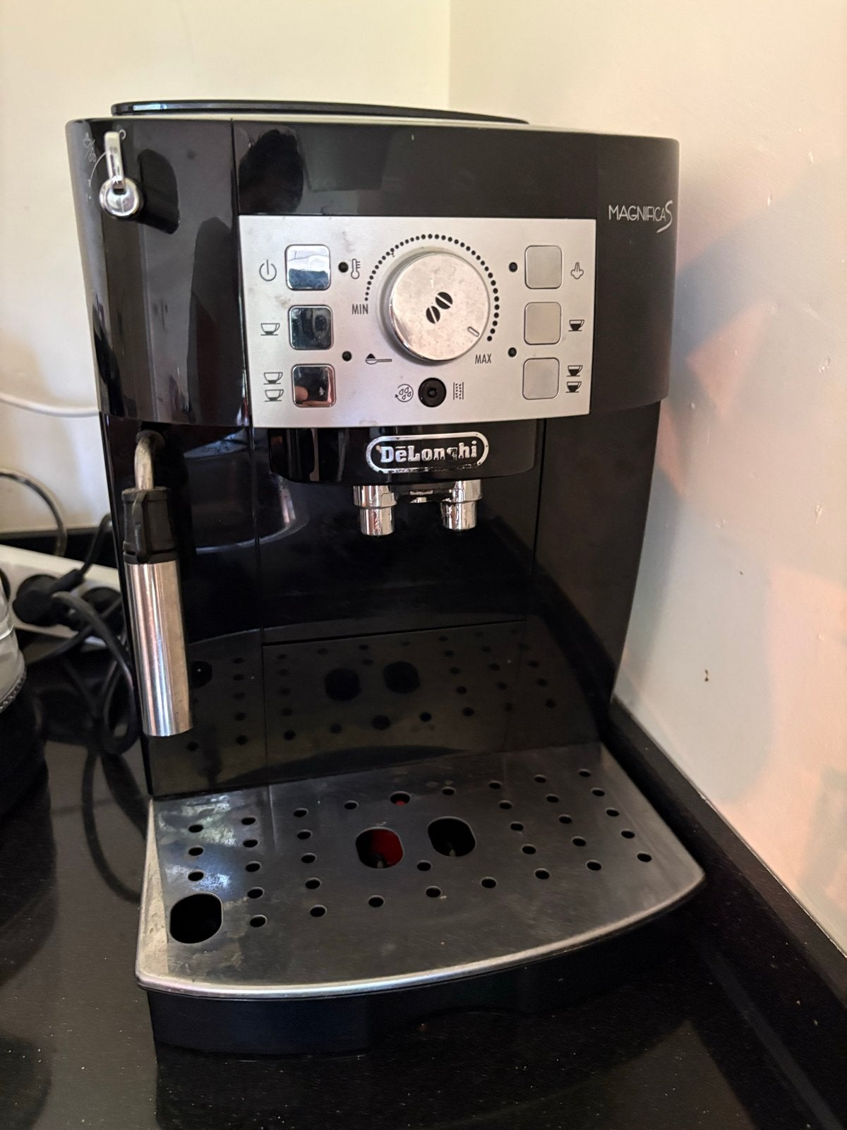 De'Longhi Magnifica S volautomatische espressomachine, Witgoed en Apparatuur, Stoompijpje, Gebruikt, Espresso apparaat, 2 tot 4 kopjes